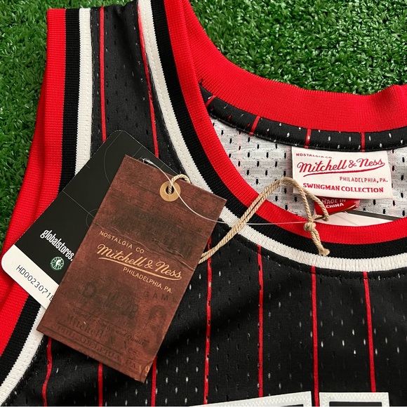 Scottie Pippen Chicago Bulls 1995-1996 Mitchell & Ness Black NBA Swingman Jersey - Picture 7 of 7